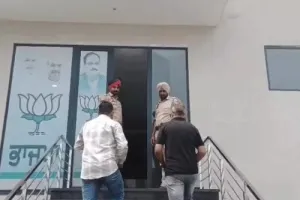 ਪੰਜਾਬ ਵਿੱਚ ਭਾਜਪਾ ਦਫ਼ਤਰ 'ਤੇ ਪੈਟਰੋਲ ਬੰਬ ਹਮਲਾ: ਅੱਗ ਲਗਾਉਣ ਦੀ ਕੋਸ਼ਿਸ਼ ਵਿੱਚ ਬੀਅਰ ਦੀ ਬੋਤਲ ਦੀ ਵਰਤੋਂ; ਚਾਰ ਮਹੀਨਿਆਂ ਵਿੱਚ ਪਾਰਟੀ ਦਫ਼ਤਰ 'ਤੇ ਦੂਜਾ ਵੱਡਾ ਹਮਲਾ