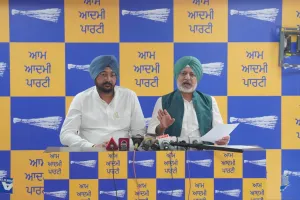 ਅੰਮ੍ਰਿਤਸਰ 'ਚ ਕਾਂਗਰਸੀ ਵਰਕਰਾਂ ਨੇ ਮੁੱਖ ਮੰਤਰੀ ਤੀਰਥ ਯਾਤਰਾ ਬੱਸ 'ਤੇ ਕੀਤਾ ਹਮਲਾ