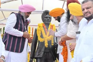ਕੈਬਨਿਟ ਮੰਤਰੀਆਂ ਹਰਪਾਲ ਸਿੰਘ ਚੀਮਾ ਅਤੇ ਤਰੁਨਪ੍ਰੀਤ ਸਿੰਘ ਸੌਂਦ ਨੇ ਸ਼ਹੀਦ ਮਾਸਟਰ ਕਰਨੈਲ ਸਿੰਘ ਈਸੜੂ ਨੂੰ ਸ਼ਰਧਾ ਦੇ ਫੁੱਲ ਕੀਤੇ ਭੇਂਟ