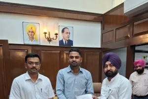 ਮਾਲ ਮੰਤਰੀ ਹਰਦੀਪ ਸਿੰਘ ਮੁੰਡੀਆਂ ਵੱਲੋਂ 3 ਨਵੇਂ ਕਲਰਕਾਂ ਨੂੰ ਨਿਯੁਕਤੀ ਪੱਤਰ ਤਕਸੀਮ