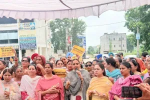 ਅਕਾਲੀ ਦਲ ਦੇ ਦਫ਼ਤਰ ਵਿੱਚ ਬਜ਼ੁਰਗ ਦਲਿਤ ਔਰਤ ਨਾਲ ਕੁੱਟਮਾਰ ਖ਼ਿਲਾਫ਼ ਆਪ ਮਹਿਲਾ ਵਿੰਗ ਵੱਲੋਂ ਸਮਰਾਲਾ 'ਚ ਭਾਰੀ ਰੋਸ ਪ੍ਰਦਰਸ਼ਨ