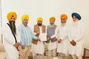 ਐਸ.ਆਈ.ਟੀ. ਜਾਂਚ ਦੀ ਮੰਗ ਨੂੰ ਲੈ ਕੇ ਸ਼੍ਰੋਮਣੀ ਅਕਾਲੀ ਦਲ (ਪੁਨਰ ਸੁਰਜੀਤ) ਦੇ ਵਫ਼ਦ ਨੇ ਮੁੱਖ ਮੰਤਰੀ ਭਗਵੰਤ ਸਿੰਘ ਮਾਨ ਨਾਲ ਕੀਤੀ ਮੁਲਾਕਾਤ