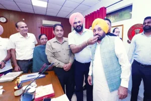 ਪੰਜਾਬ ਸਰਕਾਰ ਵੱਲੋਂ 8 ਲੱਖ ਮੁਲਾਜ਼ਮਾਂ ਅਤੇ ਪੈਨਸ਼ਨਰਾਂ ਨੂੰ  ਤੋਹਫ਼ਾ; ਭਗਵੰਤ ਮਾਨ ਸਰਕਾਰ ਨੇ ਮਹਿੰਗਾਈ ਭੱਤਾ ਵਧਾ ਕੇ 50 ਫ਼ੀਸਦ ਕੀਤਾ