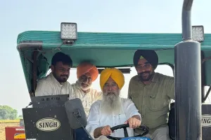 ਗੁਰਮੀਤ ਸਿੰਘ ਖੁੱਡੀਆਂ ਨੇ ਗੁਰਦਾਸਪੁਰ ਦੇ ਖੇਤਾਂ ਵਿੱਚ ਪਰਾਲੀ ਦੀਆਂ ਗੱਠਾਂ ਬਣਾ ਕੇ ਪੰਜਾਬ ਦੇ ਕਿਸਾਨਾਂ ਨੂੰ ਪਰਾਲੀ ਨਾ ਸਾੜਨ ਦੀ ਕੀਤੀ ਅਪੀਲ