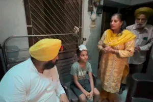 ਕੁੱਤੇ ਦੇ ਹਮਲੇ ’ਚ ਜ਼ਖਮੀ ਪੀੜਤਾਂ ਦਾ ਹਾਲ-ਚਾਲ ਜਾਣਨ ਪੁੱਜੇ ਕੈਬਨਿਟ ਮੰਤਰੀ ਹਰਜੋਤ ਸਿੰਘ ਬੈਂਸ