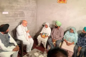 ਅਮਿਤ ਸ਼ਾਹ ਦਾ ਪੰਜਾਬ ਦੌਰਾ: ਨਸ਼ਾ ਮਾਫ਼ੀਆ ਹੱਥੋਂ ਮਾਰੇ ਗਏ ਬਿਕਰਮਜੀਤ ਦੇ ਪਰਿਵਾਰ ਨੂੰ ਮਿਲੇ, ਝੋਟਾ ਦੇ ਪਿਤਾ ਨੇ ਕੀਤਾ ਸਸਕਾਰ ਤੋਂ ਇਨਕਾਰ