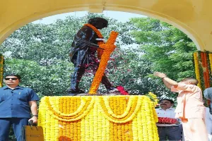 ਮਹਾਤਮਾ ਗਾਂਧੀ ਦੀ 157ਵੀਂ ਜਯੰਤੀ: CM ਯੋਗੀ ਨੇ ਬਾਪੂ ਦੀ ਪ੍ਰਤਿਮਾ 'ਤੇ ਭੇਟ ਕੀਤੇ ਸ਼ਰਧਾ ਦੇ ਫੁੱਲ