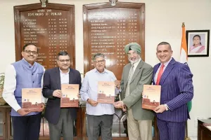 ਪੰਜਾਬ ਰਾਜ ਸੂਚਨਾ ਕਮਿਸ਼ਨ ਵੱਲੋਂ ਰਾਜਪਾਲ ਨੂੰ “ਆਰ.ਟੀ.ਆਈ. ਐਂਡ ਗੁੱਡ ਗਵਰਨੈਂਸ” ਪੁਸਤਕ ਭੇਂਟ