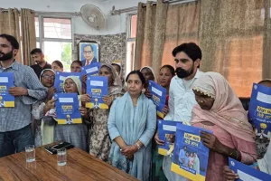 ਕੈਬਨਿਟ ਮੰਤਰੀ ਨੇ 3 ਪਿੰਡਾਂ ਦੇ ਲਾਲ ਲਕੀਰ ਅੰਦਰ ਵਸਦੇ ਲੋਕਾਂ ਨੂੰ ਮਾਲਕੀ ਹੱਕਾਂ ਸਬੰਧੀ ਵੰਡੇ  ਦਸਤਾਵੇਜ਼