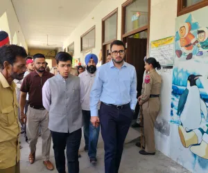 ਨਗਰ ਨਿਗਮ ਅਤੇ ਨਗਰ ਕੌਂਸਲ ਚੋਣਾਂ: ਜ਼ਿਲ੍ਹਾ ਚੋਣਕਾਰ ਅਫ਼ਸਰ ਹਰਪ੍ਰੀਤ ਸਿੰਘ ਵੱਲੋਂ ਵੱਖ-ਵੱਖ ਪੋਲਿੰਗ ਬੂਥਾਂ ਦਾ ਦੌਰਾ