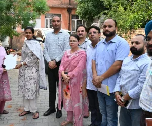 ਡਿਪਟੀ ਕਮਿਸ਼ਨਰ ਨੇ ਵਾਰਡਾਂ ‘ਚ ਵੋਟਰਾਂ ਨਾਲ ਕੀਤੀ ਗੱਲਬਾਤ, ਫਾਰਮ ਵੰਡੇ