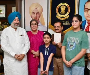  ਪੰਜਾਬ ਰਾਜ ਖੁਰਾਕ ਕਮਿਸ਼ਨ ਦੇ ਚੇਅਰਮੈਨ ਬਾਲ ਮੁਕੰਦ ਸ਼ਰਮਾ ਵੱਲੋਂ ਰਾਵੀ ਪੰਧੇਰ ਦੀ ਕਿਤਾਬ 'ਲੈਟਰਜ਼ ਟੂ ਮਾਈ ਡੌਟਰਜ਼' ਲੋਕ ਅਰਪਣ