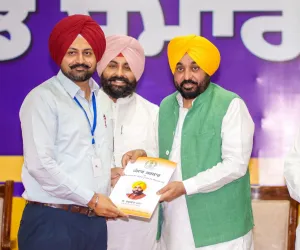 ਮਿਸ਼ਨ ਰੋਜ਼ਗਾਰ’ ਜਾਰੀ ਰੱਖਦਿਆਂ ਮੁੱਖ ਮੰਤਰੀ ਭਗਵੰਤ ਸਿੰਘ ਮਾਨ ਨੇ ਹੋਰ 355 ਨੌਜਵਾਨਾਂ ਨੂੰ ਸੌਂਪੇ ਨਿਯੁਕਤੀ ਪੱਤਰ