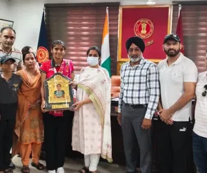 ਏਸ਼ੀਆ ਹਾਕੀ ਕੱਪ ਵਿਚ ਕਾਂਸੀ ਤਗਮਾ ਜੇਤੂ ਰਸ਼ਮੀਨ ਕੌਰ ਹਾਂਡਾ ਨੂੰ ਡਿਪਟੀ ਕਮਿਸ਼ਨਰ ਨੇ ਕੀਤਾ ਸਨਮਾਨਿਤ
