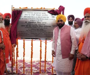 ਮੁੱਖ ਮੰਤਰੀ ਭਗਵੰਤ ਸਿੰਘ ਮਾਨ ਨੇ ਸਤਲੁਜ ਪੱਟੀ ਤੇ 38 ਕਿਲੋਮੀਟਰ ਲੰਬੀ ਧੁੱਸੀ ਬੰਨ੍ਹ ਲਿੰਕ ਸੜਕ ਦਾ ਨੀਂਹ ਪੱਥਰ ਰੱਖਿਆ