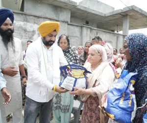 ਬਲਬੀਰ ਸਿੰਘ ਪਨੂੰ ਨੇ ਪਿੰਡ ਭਾਰਥਵਾਲ ਵਿਖੇ ਲੋੜਵੰਦ ਪਰਿਵਾਰਾਂ ਨੂੰ ਰਾਸ਼ਨ ਕਿੱਟਾਂ ਵੰਡੀਆਂ