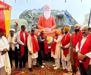 ਲੋਕ ਨਿਰਮਾਣ ਮੰਤਰੀ ਹਰਭਜਨ ਸਿੰਘ ਈ.ਟੀ.ਓ. ਨੇ ਟੇਕਿਆ ਮੱਥਾ, ਸੰਗਤਾਂ ਨੂੰ ਦਿੱਤੀਆਂ ਵਧਾਈਆਂ