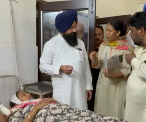 ਪੰਜਾਬ ਰਾਜ ਅਨੁਸੂਚਿਤ ਜਾਤੀਆਂ ਕਮਿਸ਼ਨ ਦੇ ਚੇਅਰਮੈਨ ਜਸਵੀਰ ਸਿੰਘ ਗੜ੍ਹੀ ਨੇ ਜ਼ਖ਼ਮੀ ਸਫ਼ਾਈ ਸੇਵਕਾਂ ਨਾਲ ਕੀਤੀ ਮੁਲਾਕਾਤ