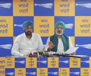 ਅੰਮ੍ਰਿਤਸਰ 'ਚ ਕਾਂਗਰਸੀ ਵਰਕਰਾਂ ਨੇ ਮੁੱਖ ਮੰਤਰੀ ਤੀਰਥ ਯਾਤਰਾ ਬੱਸ 'ਤੇ ਕੀਤਾ ਹਮਲਾ