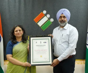 ਐਸ.ਆਈ.ਆਰ.-2026:  ਸੀ.ਈ.ਓ. ਪੰਜਾਬ ਵੱਲੋਂ ਘਰੋ-ਘਰੀ ਗਣਨਾ ਪੜਾਅ ਨੂੰ ਅਗਾਊਂ ਨੇਪਰੇ ਚਾੜ੍ਹਨ ਲਈ ਈ.ਆਰ.ਓਜ਼. ਦਾ ਸਨਮਾਨ