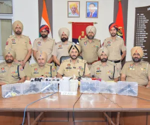 ਸਰਹੱਦ ਪਾਰੋਂ ਚੱਲ ਰਹੇ ਤਸਕਰੀ ਮਾਡਿਊਲ ਨਾਲ ਜੁੜੇ ਦੋ ਵਿਅਕਤੀ 6 ਅਧੁਨਿਕ ਪਿਸਤੌਲਾਂ, 1 ਕਿਲੋ ਹੈਰੋਇਨ, 10 ਹਜ਼ਾਰ ਰੁਪਏ ਦੀ ਡਰੱਗ ਮਨੀ ਸਮੇਤ ਕਾਬੂ