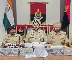 ਸਰਹੱਦ ਪਾਰੋਂ  ਨਾਲ ਜੁੜੇ ਚਾਰ ਵਿਅਕਤੀ 5 ਪਿਸਤੌਲ, 2 ਕਿਲੋ ਹੈਰੋਇਨ ਅਤੇ 5 ਲੱਖ ਰੁਪਏ ਦੀ ਡਰੱਗ ਮਨੀ ਸਮੇਤ ਕਾਬੂ