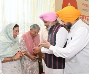 ਕੈਬਨਿਟ ਮੰਤਰੀਆਂ ਹਰਪਾਲ ਸਿੰਘ ਚੀਮਾ ਅਤੇ ਤਰੁਨਪ੍ਰੀਤ ਸਿੰਘ ਸੌਂਦ ਨੇ ਸ਼ਹੀਦ ਮਾਸਟਰ ਕਰਨੈਲ ਸਿੰਘ ਈਸੜੂ ਨੂੰ ਸ਼ਰਧਾ ਦੇ ਫੁੱਲ ਕੀਤੇ ਭੇਂਟ