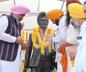 ਕੈਬਨਿਟ ਮੰਤਰੀਆਂ ਹਰਪਾਲ ਸਿੰਘ ਚੀਮਾ ਅਤੇ ਤਰੁਨਪ੍ਰੀਤ ਸਿੰਘ ਸੌਂਦ ਨੇ ਸ਼ਹੀਦ ਮਾਸਟਰ ਕਰਨੈਲ ਸਿੰਘ ਈਸੜੂ ਨੂੰ ਸ਼ਰਧਾ ਦੇ ਫੁੱਲ ਕੀਤੇ ਭੇਂਟ
