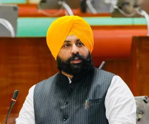 ਸਾਲ 2022 ਵਿੱਚ ਬਿਨਾਂ ਚਾਰਦੀਵਾਰੀ ਤੇ ਫ਼ਰਸ਼ 'ਤੇ ਬੈਠ ਕੇ ਪੜ੍ਹਨ ਲਈ ਮਜ਼ਬੂਰ ਸਨ 4 ਲੱਖ ਵਿਦਿਆਰਥੀ : ਹਰਜੋਤ ਸਿੰਘ ਬੈਂਸ
