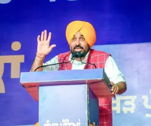 ਮੁੱਖ ਮੰਤਰੀ ਭਗਵੰਤ ਸਿੰਘ ਮਾਨ ਦਾ ਭੈਣਾਂ ਨੂੰ ਰੱਖੜ ਪੁੰਨਿਆ ਦਾ ਤੋਹਫ਼ਾ: 5.30 ਲੱਖ ਔਰਤਾਂ ਦੇ ਬੈਂਕ ਖਾਤਿਆਂ ਵਿੱਚ 181.50 ਕਰੋੜ ਰੁਪਏ ਦੀ 'ਸਨਮਾਨ ਰਾਸ਼ੀ' ਭੇਜੀ