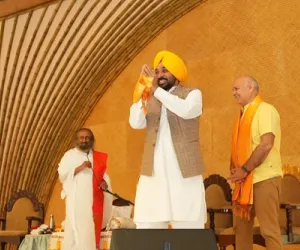 ਮੁੱਖ ਮੰਤਰੀ ਭਗਵੰਤ ਸਿੰਘ ਮਾਨ ਨੇ ਅਰਵਿੰਦ ਕੇਜਰੀਵਾਲ ਅਤੇ ਮਨੀਸ਼ ਸਿਸੋਦੀਆ ਨਾਲ ਸ੍ਰੀ ਸ੍ਰੀ ਰਵੀ ਸ਼ੰਕਰ ਜੀ ਦਾ ਆਸ਼ੀਰਵਾਦ ਲਿਆ