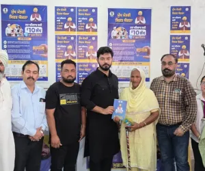 ਵਿਧਾਇਕ ਇਸ਼ਾਂਕ ਕੁਮਾਰ ਨੇ ਮੁੱਖ ਮੰਤਰੀ ਸਿਹਤ ਬੀਮਾ ਯੋਜਨਾ ਦੇ ਲਾਭਪਾਤਰੀਆਂ ਨੂੰ ਕਾਰਡ ਸੌਂਪੇ