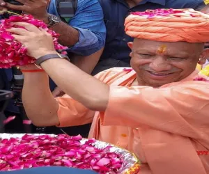 ਮਥੁਰਾ 'ਚ ਕ੍ਰਿਸ਼ਨ ਜਨਮ ਅਸ਼ਟਮੀ ਦੀ ਧੂਮ: CM ਯੋਗੀ ਨੇ ਕੀਤੀ ਪੂਜਾ-ਅਰਚਨਾ; ਰਾਤ 12 ਵਜੇ ਹੋਵੇਗਾ ਕਾਨ੍ਹਾ ਦਾ ਜਨਮ