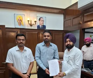 ਮਾਲ ਮੰਤਰੀ ਹਰਦੀਪ ਸਿੰਘ ਮੁੰਡੀਆਂ ਵੱਲੋਂ 3 ਨਵੇਂ ਕਲਰਕਾਂ ਨੂੰ ਨਿਯੁਕਤੀ ਪੱਤਰ ਤਕਸੀਮ