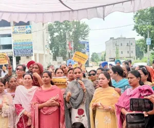 ਅਕਾਲੀ ਦਲ ਦੇ ਦਫ਼ਤਰ ਵਿੱਚ ਬਜ਼ੁਰਗ ਦਲਿਤ ਔਰਤ ਨਾਲ ਕੁੱਟਮਾਰ ਖ਼ਿਲਾਫ਼ ਆਪ ਮਹਿਲਾ ਵਿੰਗ ਵੱਲੋਂ ਸਮਰਾਲਾ 'ਚ ਭਾਰੀ ਰੋਸ ਪ੍ਰਦਰਸ਼ਨ