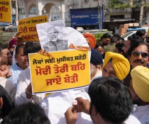 ਯੂਪੀਆਈ 'ਤੇ ਵਾਧੂ ਚਾਰਜਾਂ ਖਿਲਾਫ਼ ਜਲੰਧਰ ਅਤੇ ਪਠਾਨਕੋਟ 'ਚ ਆਪ ਦਾ ਪ੍ਰਦਰਸ਼ਨ