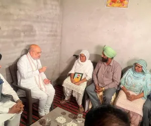 ਅਮਿਤ ਸ਼ਾਹ ਦਾ ਪੰਜਾਬ ਦੌਰਾ: ਨਸ਼ਾ ਮਾਫ਼ੀਆ ਹੱਥੋਂ ਮਾਰੇ ਗਏ ਬਿਕਰਮਜੀਤ ਦੇ ਪਰਿਵਾਰ ਨੂੰ ਮਿਲੇ, ਝੋਟਾ ਦੇ ਪਿਤਾ ਨੇ ਕੀਤਾ ਸਸਕਾਰ ਤੋਂ ਇਨਕਾਰ