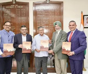 ਪੰਜਾਬ ਰਾਜ ਸੂਚਨਾ ਕਮਿਸ਼ਨ ਵੱਲੋਂ ਰਾਜਪਾਲ ਨੂੰ “ਆਰ.ਟੀ.ਆਈ. ਐਂਡ ਗੁੱਡ ਗਵਰਨੈਂਸ” ਪੁਸਤਕ ਭੇਂਟ