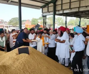 ਖੁਰਾਕ, ਸਿਵਲ ਸਪਲਾਈ ਤੇ ਖਪਤਕਾਰ ਮਾਮਲੇ ਮੰਤਰੀ ਲਾਲ ਚੰਦ ਕਟਾਰੂਚੱਕ ਨੇ ਬਟਾਲਾ ਦਾਣਾ ਮੰਡੀ ਤੋਂ ਝੋਨੇ ਦੀ ਸਰਕਾਰੀ ਖਰੀਦ ਸ਼ੁਰੂ ਕਰਵਾਈ
