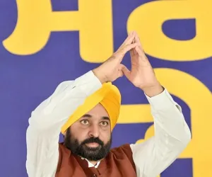 ਮੁੱਖ ਮੰਤਰੀ ਭਗਵੰਤ ਸਿੰਘ ਮਾਨ ਨੇ ‘ਲਾਲ ਲਕੀਰ’ ਅੰਦਰ ਬਣੇ ਮਕਾਨਾਂ ਦੇ ਮਾਲਕਾਨਾ ਹੱਕ ਦਿੱਤੇ; ਦਹਾਕਿਆਂ ਦੀ ਉਡੀਕ ਖ਼ਤਮ ਹੋਈ