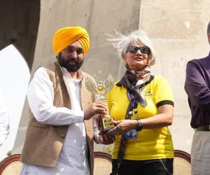ਮੁੱਖ ਮੰਤਰੀ ਭਗਵੰਤ ਸਿੰਘ ਮਾਨ ਨੇ ‘ਯੁੱਧ ਨਸ਼ਿਆਂ ਵਿਰੁੱਧ’ ਮੁਹਿੰਮ ਨੂੰ ਫੈਸਲਾਕੁੰਨ ਪੜਾਅ ’ਤੇ ਲਿਜਾਂਦਿਆਂ ਬਾਈਕ ਰੈਲੀ ਨੂੰ ਝੰਡੀ ਦਿਖਾ ਕੇ ਰਵਾਨਾ ਕੀਤਾ