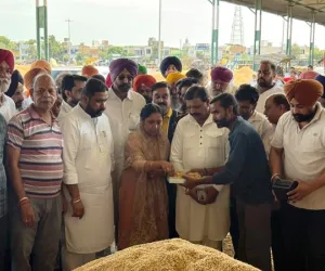 ਕੈਬਨਿਟ ਮੰਤਰੀ ਡਾ. ਬਲਜੀਤ ਕੌਰ ਨੇ ਮਲੋਟ ਮੰਡੀ ਵਿਖੇ ਝੋਨੇ ਦੀ ਸਰਕਾਰੀ ਖਰੀਦ ਦੀ ਕਰਵਾਈ ਸ਼ੁਰੂਆਤ   