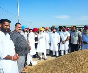 ਮੰਡੀ ਪੰਨੀਵਾਲਾ, ਆਲਮਵਾਲਾ ਅਤੇ ਮਿੱਡਾ ਵਿਖੇ ਖੇਤੀਬਾੜੀ ਮੰਤਰੀ ਖੁੱਡੀਆਂ ਵੱਲੋਂ ਕਰਵਾਈ ਗਈ ਝੋਨੇ ਦੀ ਖਰੀਦ ਦੀ ਸ਼ੁਰੂਆਤ