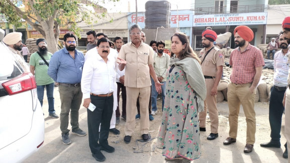 ਡਿਪਟੀ ਕਮਿਸ਼ਨਰ ਵੱਲੋਂ ਫਾਜ਼ਿਲਕਾ ਦੀ ਅਨਾਜ ਮੰਡੀ ਦਾ ਦੌਰਾ