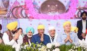  ਮੁੱਖ ਮੰਤਰੀ ਭਗਵੰਤ ਸਿੰਘ ਮਾਨ ਅਤੇ ਅਰਵਿੰਦ ਕੇਜਰੀਵਾਲ ਵੱਲੋਂ ਸਰਬ ਧਰਮ ਸੰਮੇਲਨ ਦੌਰਾਨ ਵਿਸ਼ਵ ਭਰ ਦੇ ਧਾਰਮਿਕ ਆਗੂਆਂ ਨਾਲ ਨੌਵੇਂ ਪਾਤਸ਼ਾਹ ਸ੍ਰੀ ਗੁਰੂ ਤੇਗ਼ ਬਹਾਦਰ ਜੀ ਨੂੰ ਸ਼ਰਧਾ ਤੇ ਸਤਿਕਾਰ ਭੇਟ