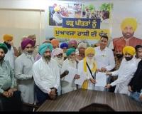 ਵਿਧਾਇਕ ਲਾਭ ਸਿੰਘ ਉਗੋਕੇ ਨੇ ਹੜ੍ਹ ਪੀੜਤ ਕਿਸਾਨ ਨੂੰ ਵੰਡੀ ਮੁਆਵਜ਼ਾ ਰਾਸ਼ੀ