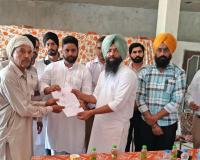 ਐਸ.ਡੀ.ਐਮ. ਤੇ ਚੇਅਰਮੈਨ ਮਾਰਕਿਟ ਕਮੇਟੀ ਸ੍ਰੀ ਅਨੰਦਪੁਰ ਸਾਹਿਬ ਵਲੋਂ ਹੜ੍ਹ ਪੀੜਤ ਕਿਸਾਨਾਂ ਨੂੰ 3.5 ਲੱਖ ਰੁਪਏ ਦੀ ਰਾਹਤ ਰਕਮ ਵੰਡ
