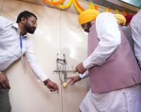 ਅਰਵਿੰਦ ਕੇਜਰੀਵਾਲ ਦੀ ਮੌਜੂਦਗੀ ਵਿੱਚ ਸੀ.ਐਮ. ਮਾਨ ਨੇ ਆਰ.ਟੀ.ਓ. ਦਫ਼ਤਰ ‘ਤੇ ਲਾਇਆ ਤਾਲਾ, ਹੁਣ 1076 ਡਾਇਲ ਕਰਨ ‘ਤੇ ਘਰ ਆ ਕੇ ਕੰਮ ਕਰਨਗੇ ਆਰ.ਟੀ.ਓ. ਕਰਮਚਾਰੀ