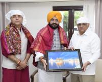 ਅਮਨ ਅਰੋੜਾ ਅਤੇ ਤਰੁਨਪ੍ਰੀਤ ਸੌਂਦ ਨੇ ਸ੍ਰੀ ਗੁਰੂ ਤੇਗ਼ ਬਹਾਦਰ ਸਾਹਿਬ ਜੀ ਦੇ 350ਵੇਂ ਸ਼ਹੀਦੀ ਦਿਹਾੜੇ ਨੂੰ ਸਮਰਪਿਤ ਸਮਾਗਮਾਂ ਲਈ ਗੁਜਰਾਤ ਦੇ ਮੁੱਖ ਮੰਤਰੀ ਨੂੰ ਦਿੱਤਾ ਸੱਦਾ