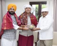 ਅਮਨ ਅਰੋੜਾ ਅਤੇ ਤਰੁਨਪ੍ਰੀਤ ਸਿੰਘ ਸੌਂਦ ਵੱਲੋਂ ਯੂ.ਪੀ ਤੇ ਗੁਜਰਾਤ ਦੇ ਮੁੱਖ ਮੰਤਰੀਆਂ ਨਾਲ ਮੁਲਾਕਾਤ